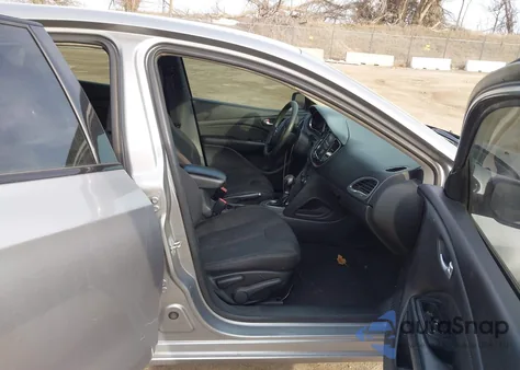 2015 Dodge Dart Sxt z USA, uszkodzony, nr VIN 1C3CDFBB0FD336580